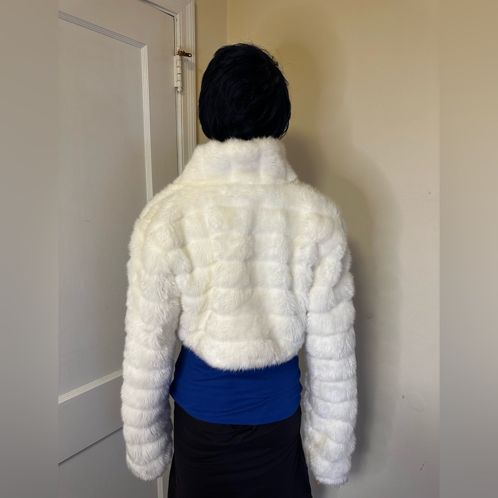 NWOT - Last Kiss - White Faux Fur Coat - Size M - Picture 3 of 14